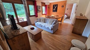 TV - Ski-in/ski-out flat with terrace and pool (Flumet)