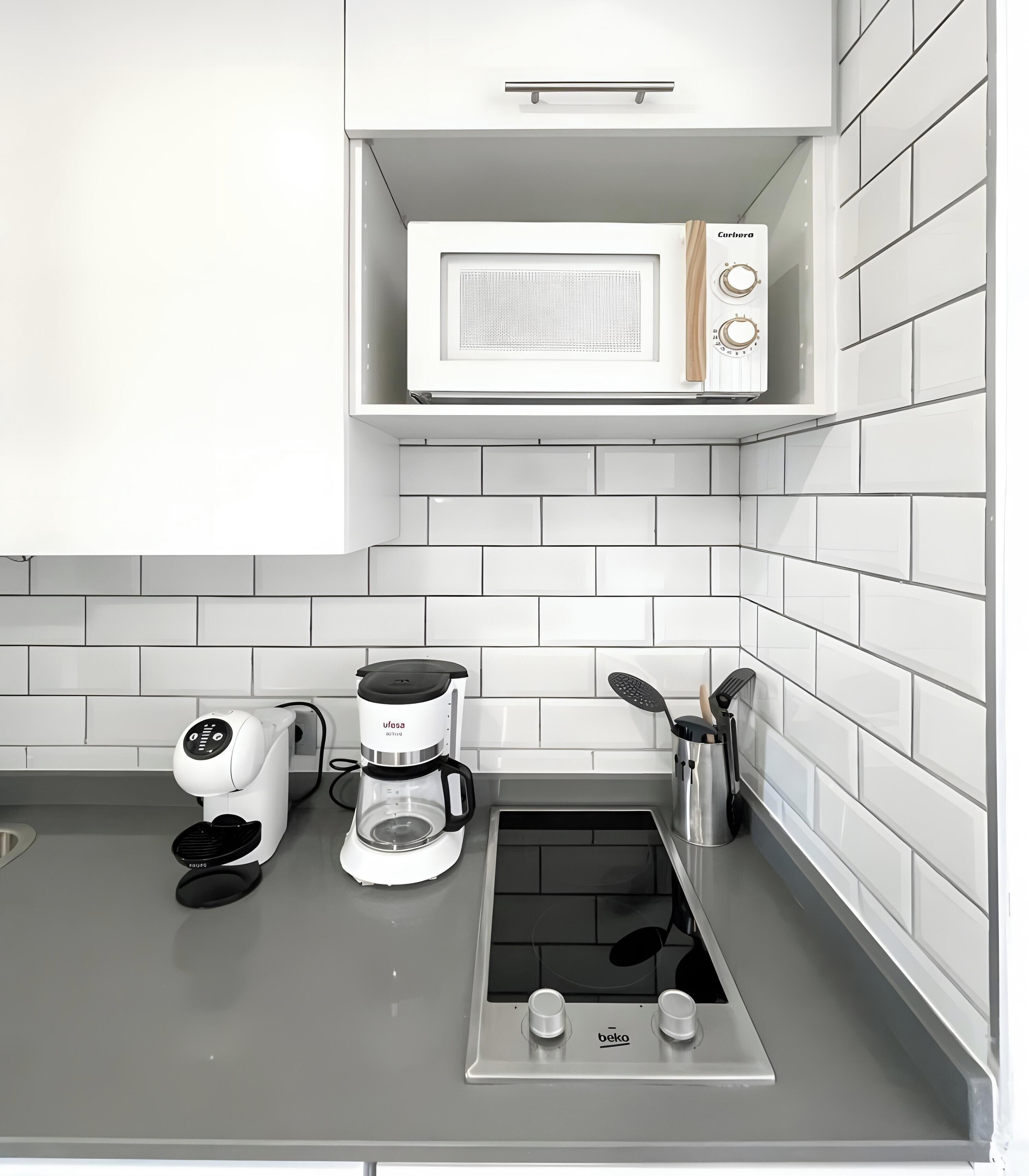 Wasserkocher mit Kaffee-/Teezubehör, Kühlschrank, Mikrowelle, Herdplatte