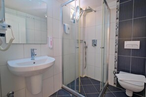 Shower, hair dryer, slippers, towels - MONİ HOTEL (Marmaris)