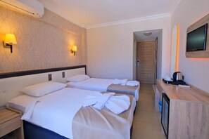 Basic Double Room, Balcony | In-room safe, soundproofing, iron/ironing board, free WiFi