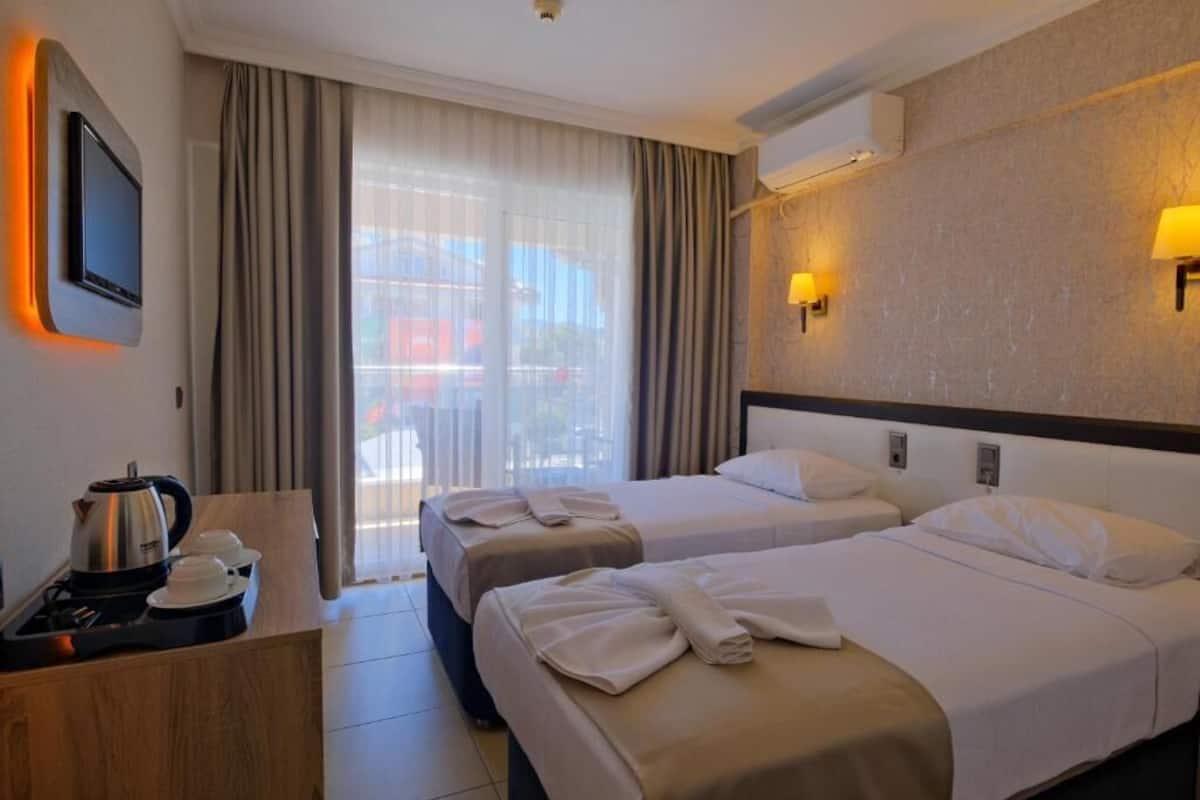 Basic Double Room, Balcony | In-room safe, soundproofing, iron/ironing board, WiFi (free)