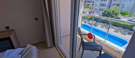 Habitación básica doble, balcón | Interior