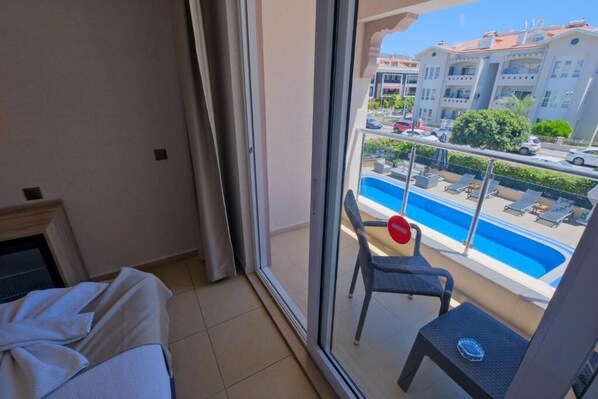 Habitación básica doble, balcón | Interior