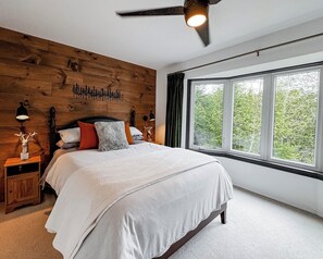 Room - MCHARRADISE! All seasons cozy waterfront cottage! (Minden Hills)
