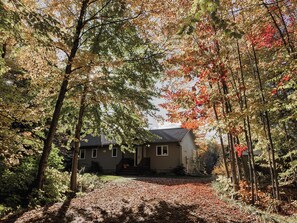 Exterior - MCHARRADISE! All seasons cozy waterfront cottage! (Minden Hills)