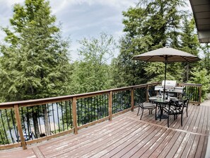 Outdoor dining - MCHARRADISE! All seasons cozy waterfront cottage! (Minden Hills)