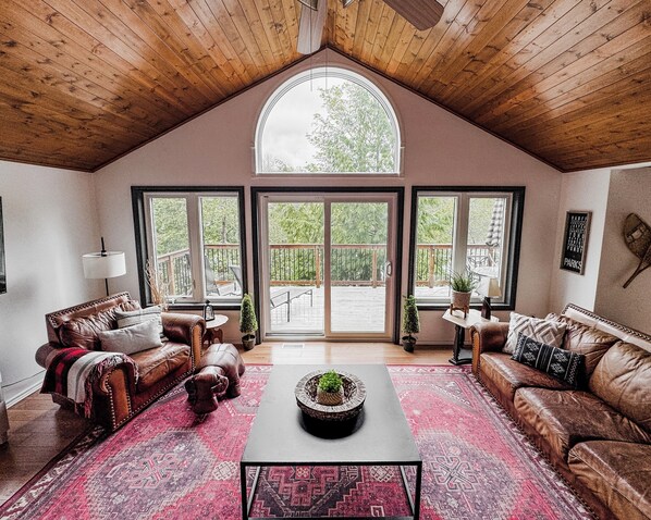 Living area - MCHARRADISE! All seasons cozy waterfront cottage! (Minden Hills)