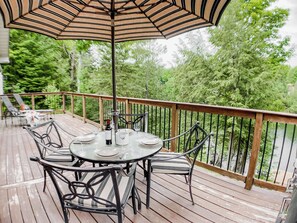Outdoor dining - MCHARRADISE! All seasons cozy waterfront cottage! (Minden Hills)