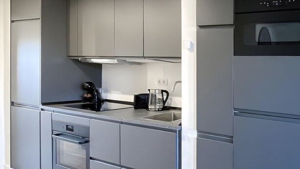 Cafeteira/chaleira, geladeira, micro-ondas, cooktop