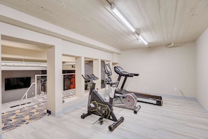 Ein Fitnessraum mit Trainingsgeräten, Laufband und Ergometer.