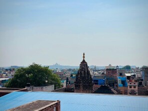 Un paisaje urbano con una imponente estructura que recuerda a un templo en el centro.