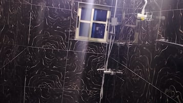 デラックス ルーム | バスルーム | タオル、石鹸、トイレットペーパー