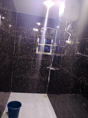 Phòng Deluxe | Phòng tắm | Khăn tắm, xà phòng, giấy vệ sinh 