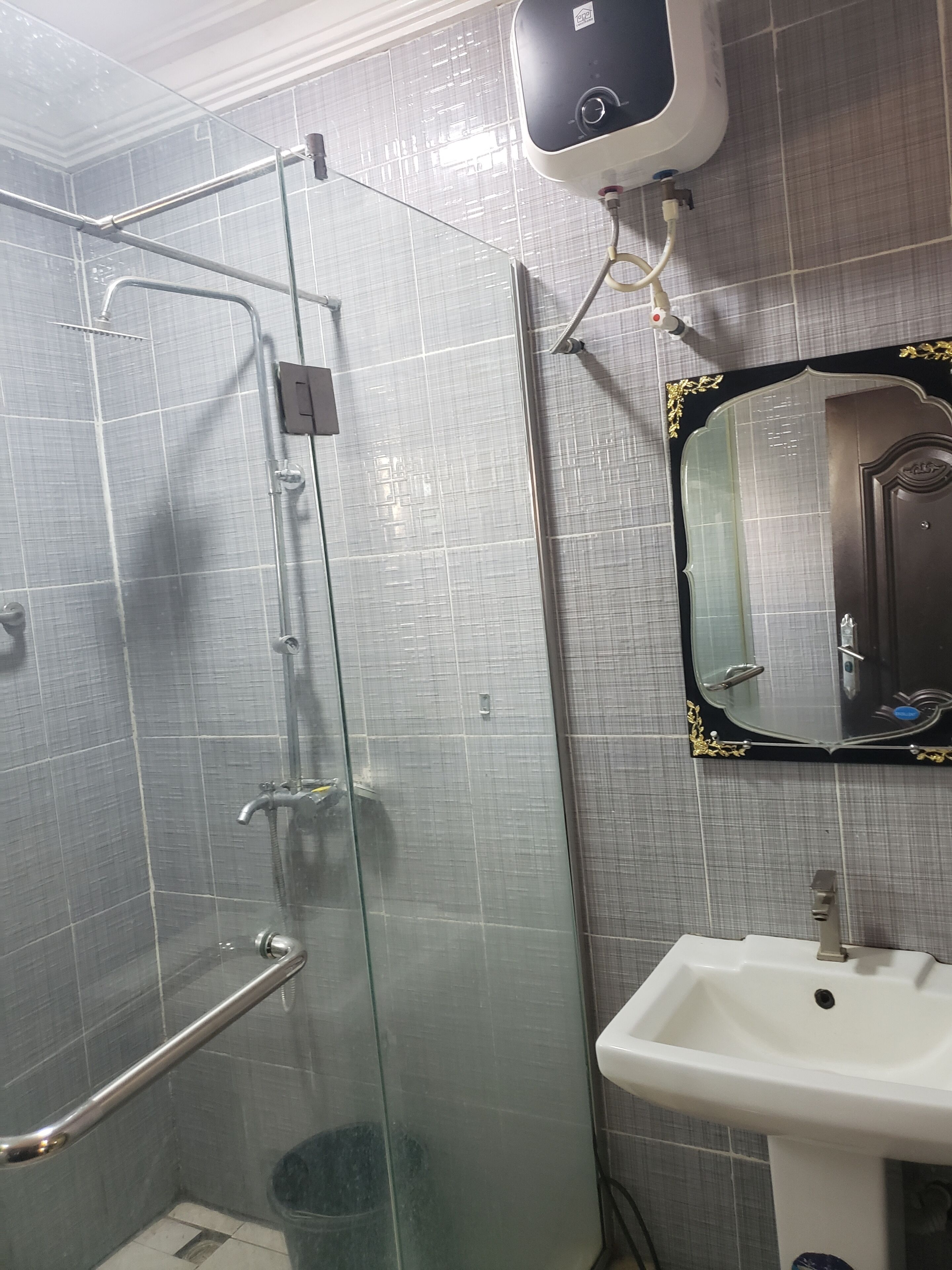 Classic Suite, Balcony | Bathroom | Towels, soap, toilet paper