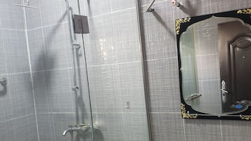Classic Suite, Balcony | Bathroom | Towels, soap, toilet paper