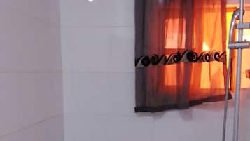 Habitación ejecutiva | Baño | Toallas, jabón y papel higiénico