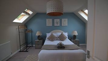 5 bedrooms, iron/ironing board, WiFi, bed sheets