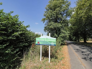 Willkommensschild für den Colwall Cricket Club, das ein Sportgelände kennzeichnet.