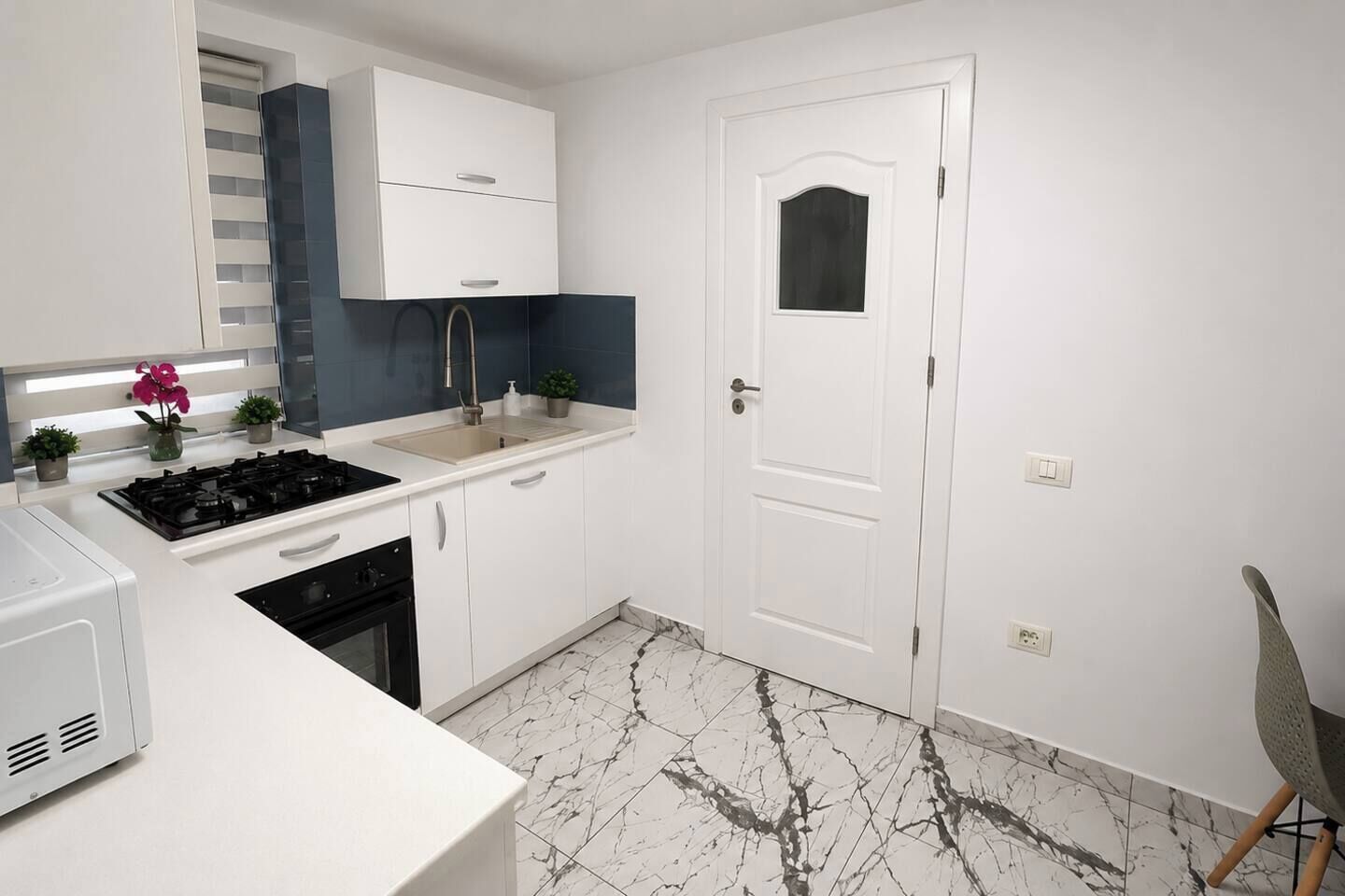Wasserkocher mit Kaffee-/Teezubehör, Kühlschrank