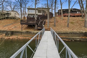 Eine Betonbrücke führt zu einem Gebäude mit einer Treppe und einem Holzboden.
