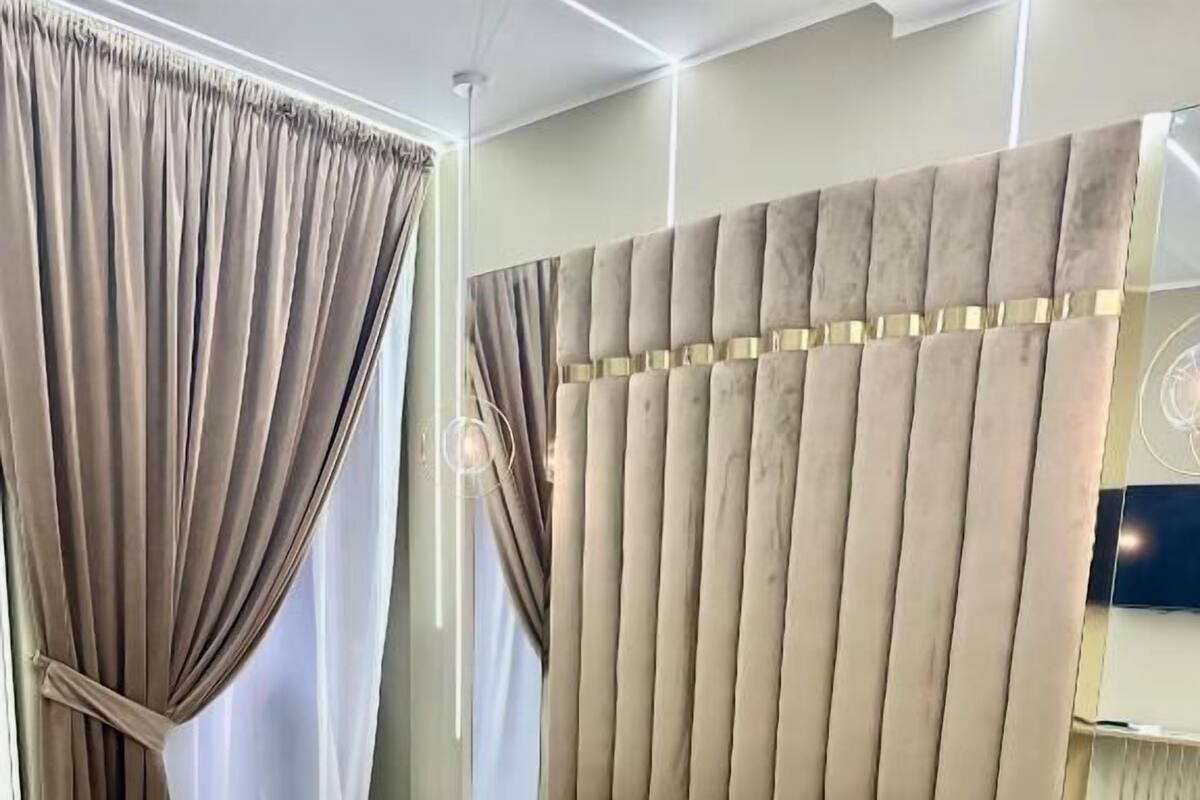 Phòng đôi Deluxe, quang cảnh thành phố | Két bảo mật tại phòng, bàn, màn/rèm cản sáng, phòng cách âm