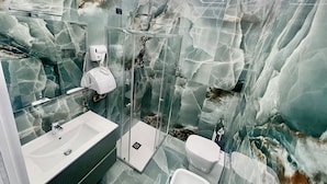 Superior Double Room, Balcony, City View | Bathroom | Shower, free toiletries, hair dryer, towels - Al Binario di Napoli (Naples)
