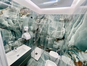 Superior-Doppelzimmer, Balkon, Stadtblick | Badezimmer