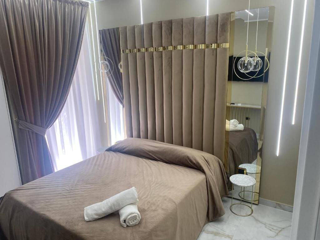 Deluxe-dobbeltværelse - byudsigt | Pengeskab på værelset, skrivebord, mørklægningsgardiner, lydisolering