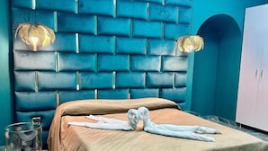 A bed with a headboard, a bedside lamp, and a wardrobe. - Al Binario di Napoli (Naples)