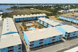 Un hôtel à plusieurs étages doté d’une piscine et offrant une vue sur l’eau.