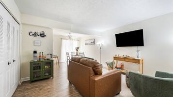 TV connectée, livres, chaîne hi-fi