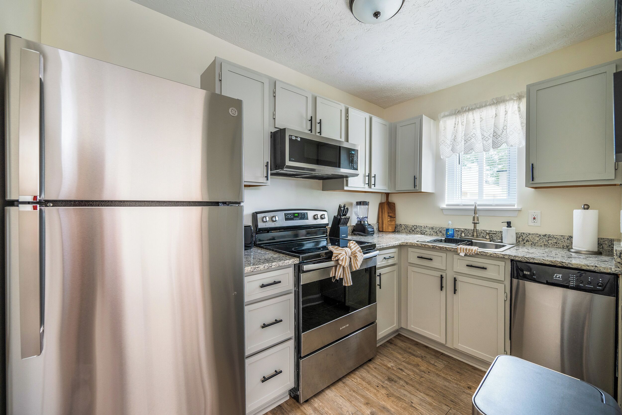 Coffee/tea maker, fridge, microwave, oven