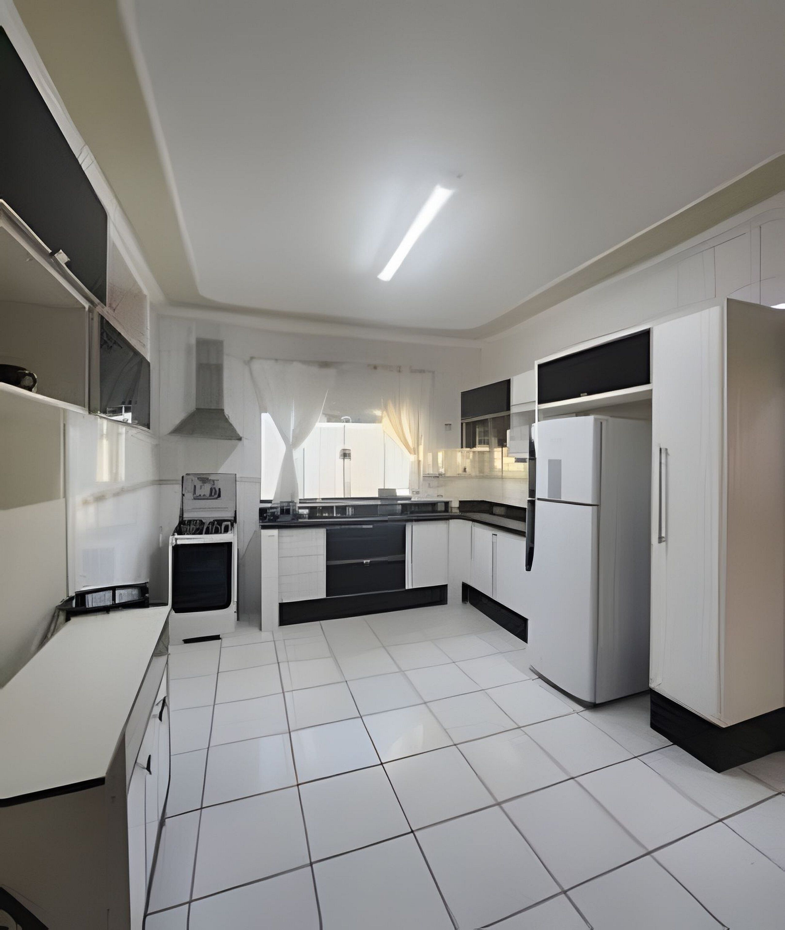 Een moderne keuken met witte kastjes, een centraal eiland en een inbouwoven.