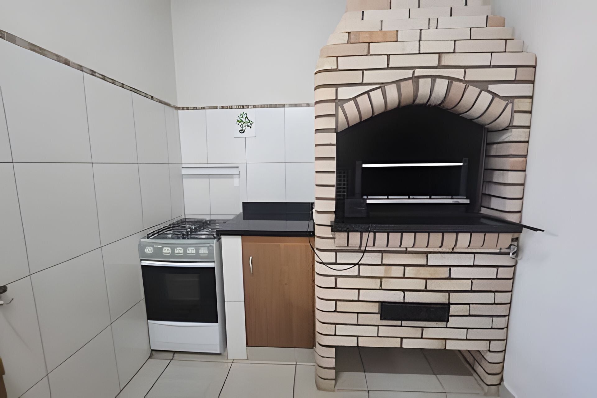 Refrigerador con freezer, microondas, placa de cocina