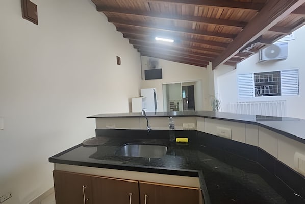 Villa | Cocina privada | Refrigerador con congelador, microondas y parrilla de estufa 