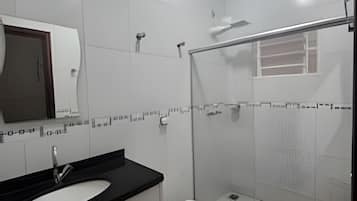 Vila | Banheiro | Chuveiro, secador de cabelo (mediante solicitação), toalhas de banho
