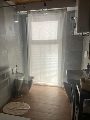 Dusj, hårføner, bidé og håndklær