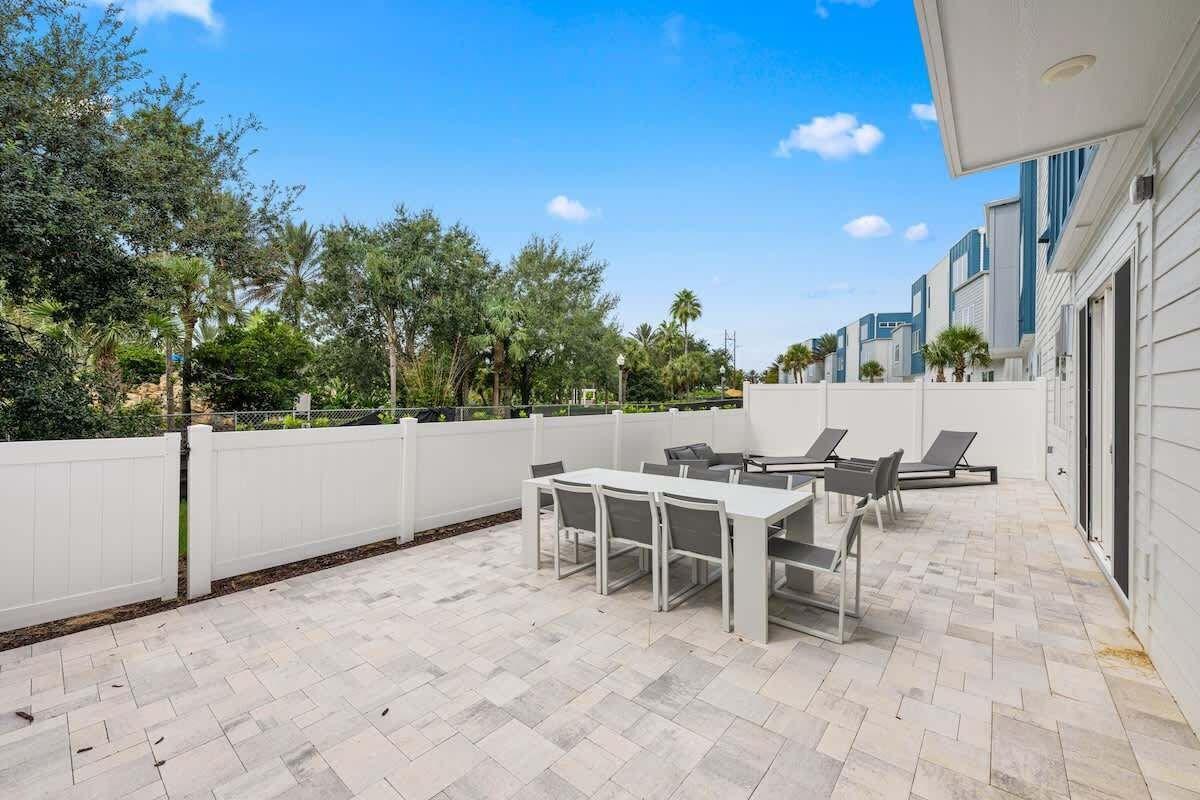 Plenty of room to stretch out, unwind, and let the Florida sunshine do the rest.