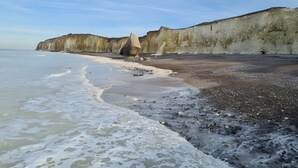 A coastal landscape with cliffs and a beach. - Bed and Breakfast 'Sous Les Bruyères' with Private Terrace, Private Garden and Wi-Fi (Sainte-Marguerite-sur-Mer)