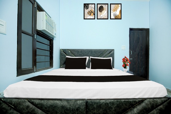 Desk, WiFi (free), bed sheets
