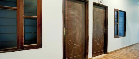Un pasillo con tres puertas, cada una con un número.