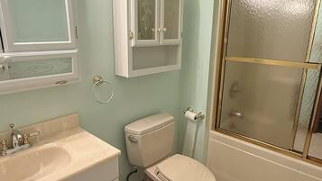 ヘアドライヤー、タオル、石鹸、トイレットペーパー