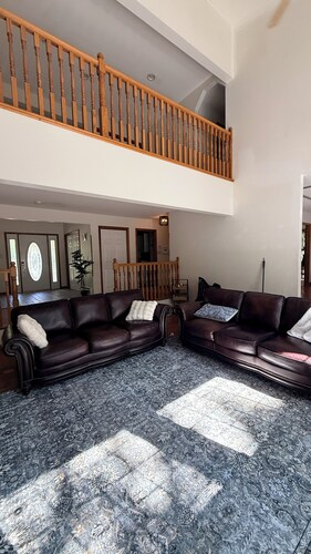Delightful 4-bedroom farmhouse with Hot Tub and Jacuzzi in the heart of Poconos