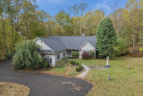 Delightful 4-bedroom farmhouse Jacuzzi in the heart of Poconos 13 Acres Privacy