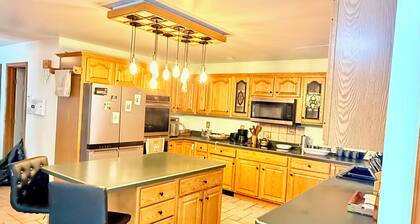 Delightful 4-bedroom farmhouse Jacuzzi in the heart of Poconos 13 Acres Privacy