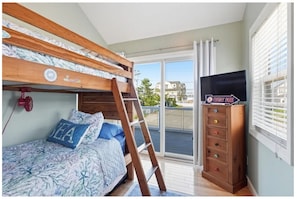 Room - 2-bedroom house in adorable Salisbury Beach with cool AC & breeze (Salisbury)