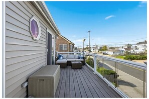Terrace/patio - 2-bedroom house in adorable Salisbury Beach with cool AC & breeze (Salisbury)