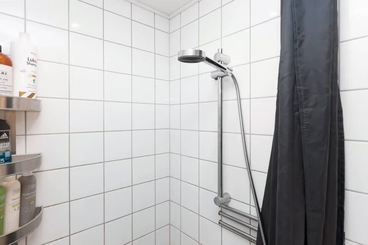 Douche, serviettes fournies, savon, papier toilette