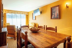 Ein Essbereich mit einem Holztisch, Stühlen und einem gewebten Korb.