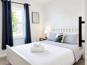 Casa (4 Bedrooms) | 4 quartos, escrivaninha, espaço de trabalho para notebook